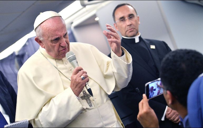 Según medios de comunicación del Vaticano, durante el vuelo de Lima a Roma, el Pontífice suspende una conferencia de prensa a causa de una turbulencia. EFE / L. Zennaro