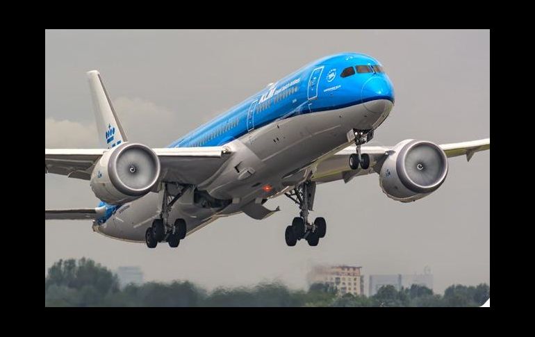 Antes de aterrizar de emergencia, el avión dio vueltas sobre el Mar del Norte para quemar combustible. TWITTER / @KLM