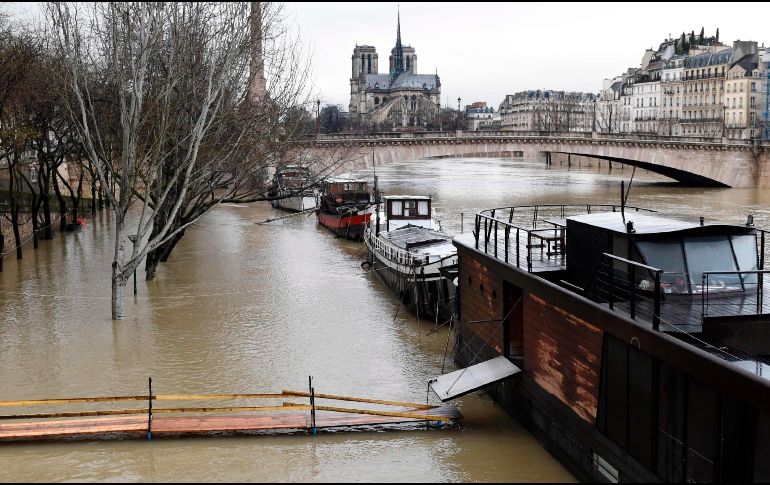 La ribera del río Sena luce inundada en París. La capital francesa se encuentra en alerta amarilla por inundaciones. AFP/S. De Sakutin