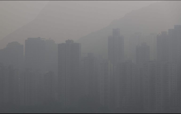 Una capa de contaminación envuelve edificios en Hong Kong, China. AFP/A. Wallace