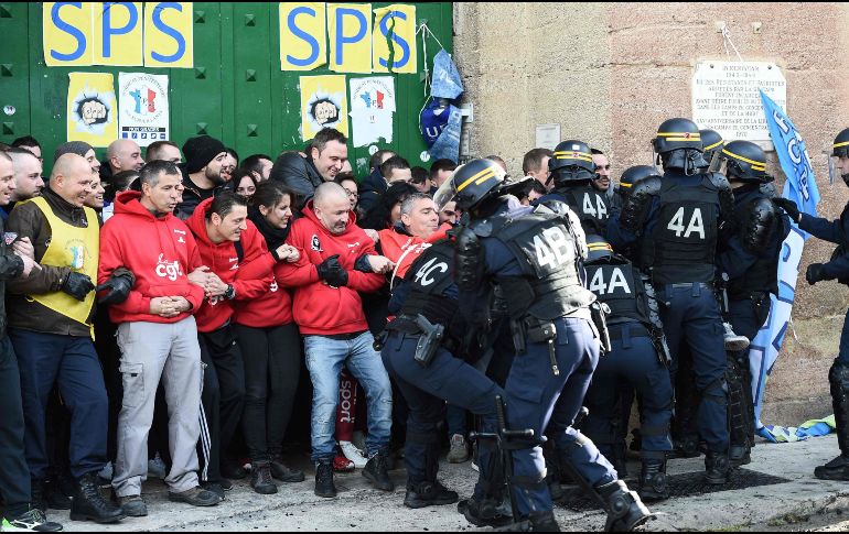 Policías antimotines se enfrentan con guardias que bloquean la cárcel Baumettes en Marsella, Francia, como parte del movimiento nacional de los trabajadores para pedir mejores salarios y condiciones de seguridad. AFP/B. Horvat