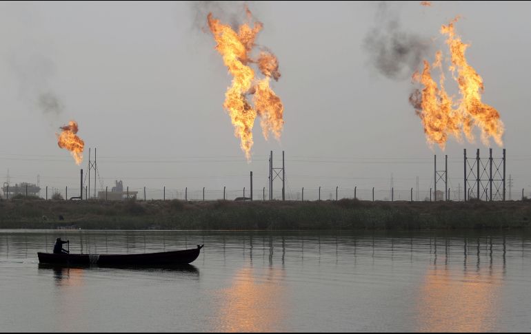 El exceso de hidrocarburos se quema en el campo de gas natural de Nahr Bin Omar, en la ciudad iraquí de Basra. El gobierno firmará un acuerdo con la estadounidense Orion para aprovechar el gas del sitio. AFP/H. Ali