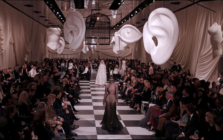 Una modelo presenta diseños de la colección primavera/verano 2018 de Christian Dior en París. AFP/F. Guillot