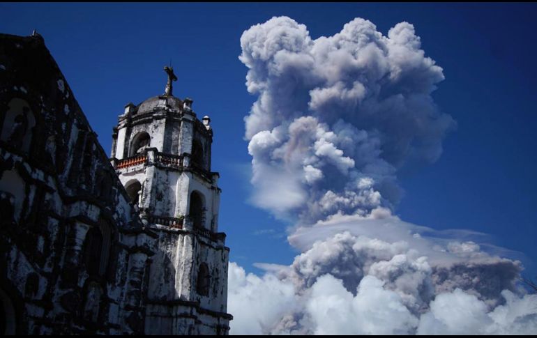Una columna de ceniza se eleva durante una erupción del volcán Mayon, visto desde la localidad filipina de Daraga. AP/D. Amaranto