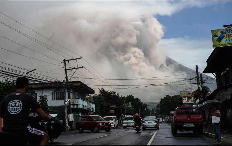 Vista desde Camalig. La explosión registrada al mediodía del lunes arrojó entre 3.5 y 5 kilómetros de lava sobrecalentada, rocas fundidas y vapor al cielo, que luego descendieron por las laderas del volcán y se esparcieron en las aldeas cercanas. AFP