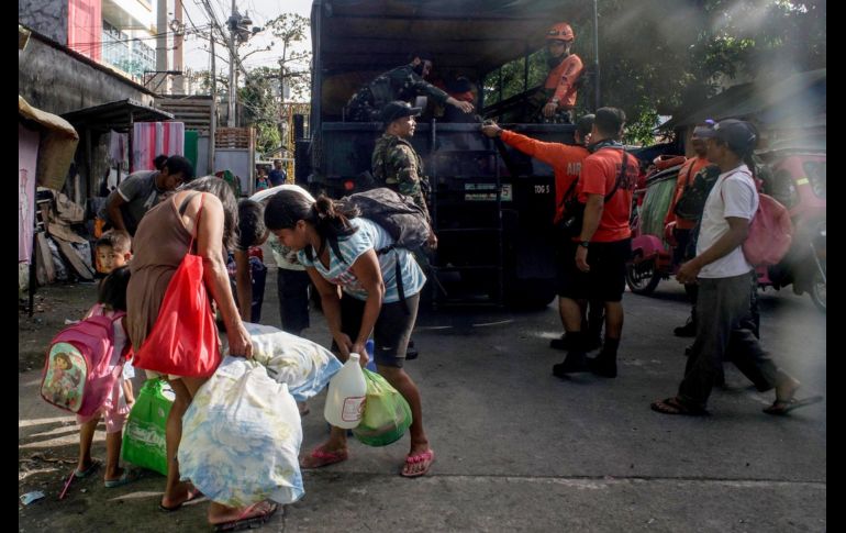 Residentes de Camalig son evacuados. Más de 26 mil  personas evacuadas ya estaban en refugios en la zona. EFE/L. Escandor