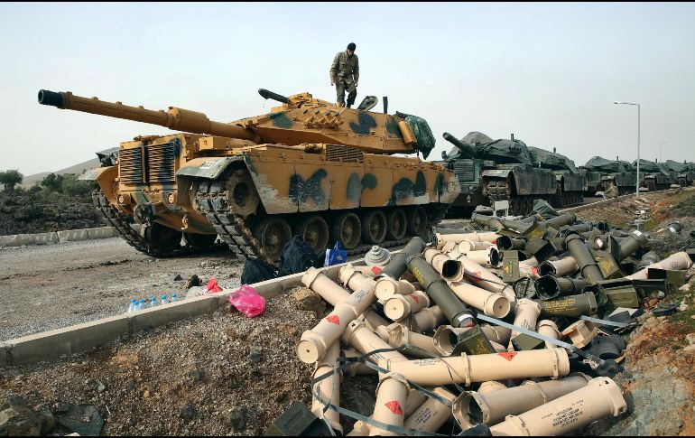 Soldados turcos preparan tanques junto a proyectiles vacíos en Sugedigi, frontera con Siria. El sábado comenzó una ofensiva turca contra el enclave kurdo en Afrin, Siria, que ha elevado las tensiones en la zona. AP/L. Pitarakis