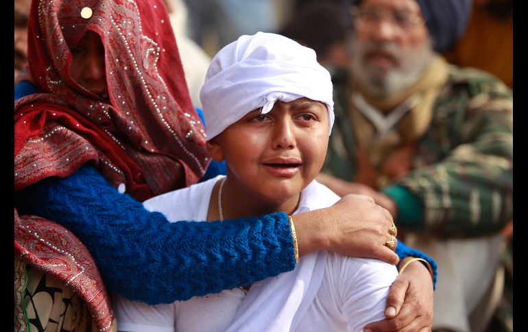 El hijo del civil indio Gopal Dass, muerto en un tiroteo en Pakistán, llora en Jhiri, India. Soldados indios y pakistaníes han vuelto a atacar sus puestos en la frontera, en la zona en disputa de Cachemira. AP/C. Anand