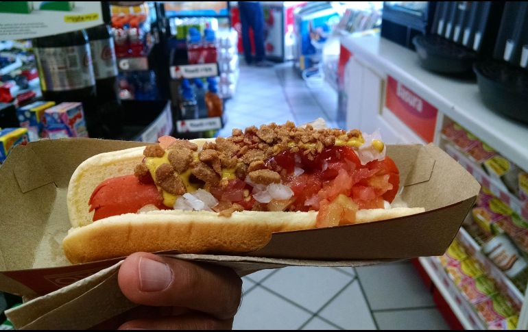 Oxxo ofrece opciones como hot dogs, sandwiches, pizzas, tacos e incluso tamales. EL INFORMADOR/Archivo