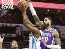 Líder. Kemba Walker se eleva para encestar y conseguir dos de los 26 puntos que aportó. AP