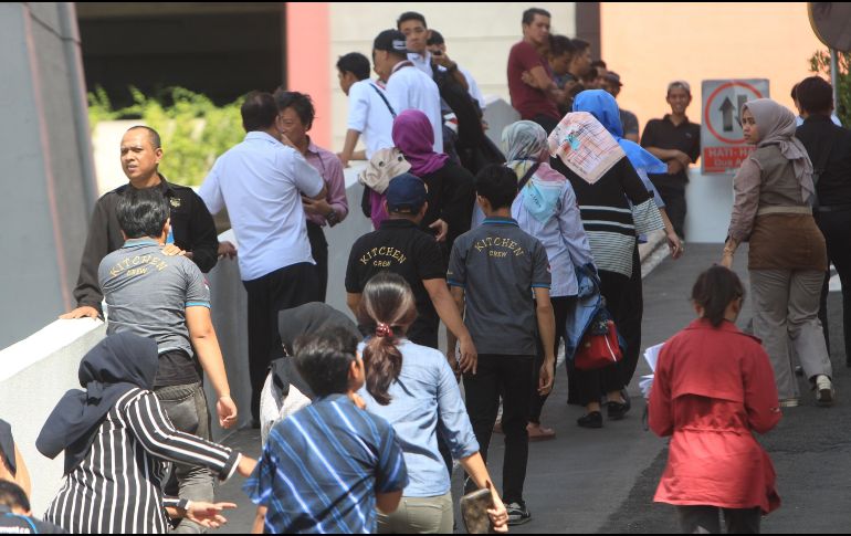 Varios residentes salen de un edificio, en Yakarta, tras sentir el sismo. EFE/B. Indahono