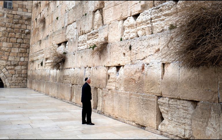 El vicepresidente Pence termina su gira por Oriente Medio con una visita al Muro de los Lamentos. EFE / J. Hollander