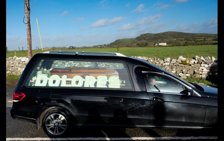Una carroza transporta el féretro de la cantante Dolores O'Riordan durante su funeral en su pueblo natal Ballybricken, Irlanda, el 23 de enero de 2018. La líder de The Cranberries falleció en Londres el 15 de enero a los 46 años.