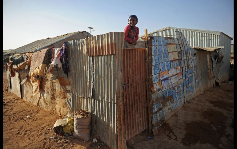 Una somalí mira desde un campamento para desplazados internos en Garowe, Somalia. AFP/M. Abdiwahab