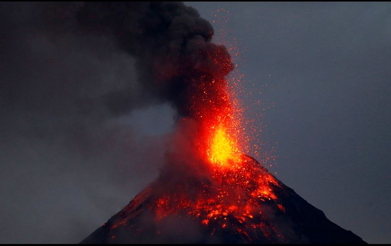 El volcán Mayon visto desde Legazpi, Filipinas. Este martes lanzó lava y una columna de cenizas de cinco kilómetros. Más de 37 mil habitantes han sido evacuados ante la amenaza de explosiones más potentes. AP/B. Marquez