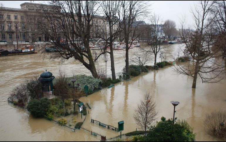 Un parque en París quedó inundado tras el desbordamiento del río Sena. En algunos puntos el agua se elevó hasta 3.3 metros sobre el nivel promedio. AP/T. Camus