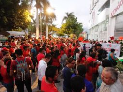 Los manifestantes llegaron hasta la sede del PRI en Tuxtla Gutiérrez, para expresar el rechazo al proceso de designación del candidato al Gobierno de Chiapas./ Especial