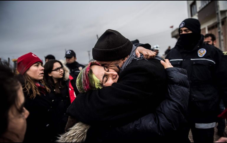 Una mujer abraza a su padre luego de que un cohete disparado desde Siria cayó en su casa en Kilis, Turquía. El gobierno turco lanzó una operación militar contra milicias kurdas en el norte de Siria. AFP/B. Kilic