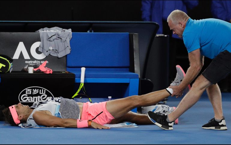 El tenista español Rafael Nadal recibe un tratamiento en Melbourne, durante el partido de cuartos de final del Abierto de Australia ante el croata Marin Cilic. Nadal abandonó el juego debido a una lesión en la pierna. AP/D. Alangkara