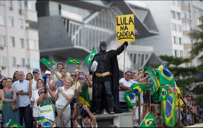 Un manifestante disfrazado de Batman participa en una protesta en Río de Janeiro en contra el ex presidente brasileño Luiz Inacio Lula da Silva. AP/S. Izquierdo