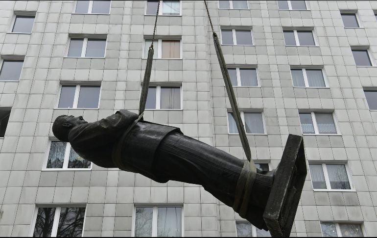 Una estatua de 4.8 metros de altura del ex dictador soviético Joseph Stalin es levantada con una grúa en Berlín, Alemania. La figura estuvo colocada 15 minutos para promover una exhibición de Stalin en la ciudad. AFP/J. Macdougall