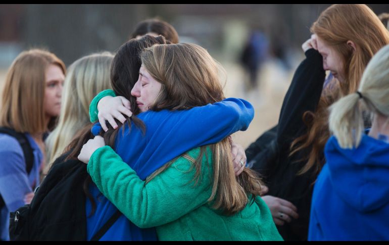 Estudiantes se abrazan tras una ceremonia de oración en Paducah, en el estado de Kentucky, organizada para las víctimas del tiroteo de ayer en una preparatoria, que dejó dos estudiantes muertos. AP//The Paducah Sun/R. Hermens