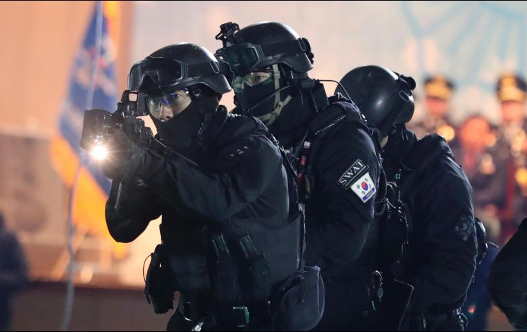 Un simulacro de un operativo anti terrorista se realiza durante una ceremonia para las fuerzas policiacas a cargo de los Juegos Olímpicos de Invierno en Pyeongchang, Corea del Sur. Los Juegos comienzan el 9 de febrero. AP/J. Lee
