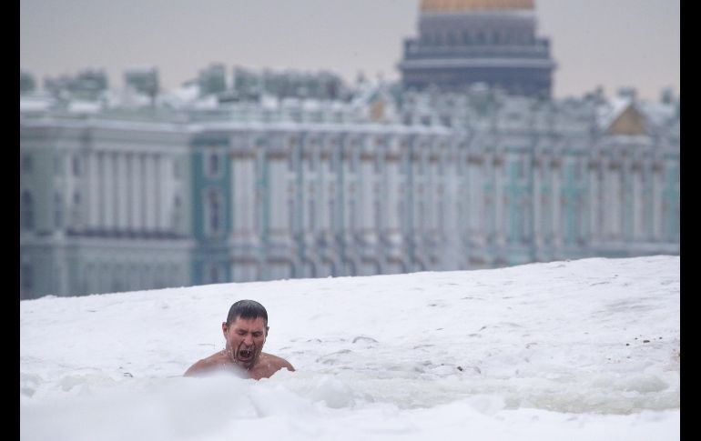 Un hombre nada en un hoyo bajo la capa de hielo en el río Neva de San Petersburgo, Rusia, donde se registran temperaturas de menos 7 grados centígrados. AP/D. Lovetsky