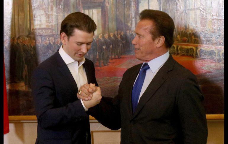 El canciller austriaco Sebastian Kurz saluda a Arnold Schwarzenegger, actor y ex gobernador de California, previo a una reunión en Viena, Austria. AP/R. Zak