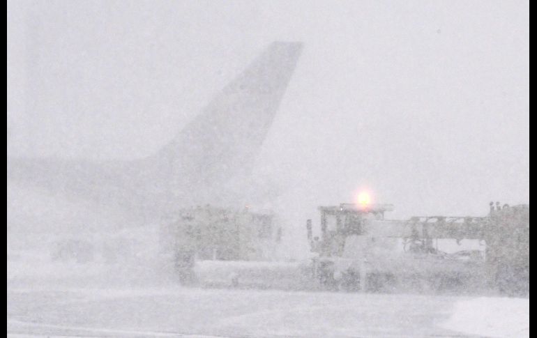 Operadores remueven nieve de las pistas en el aeropuerto internacional de Helsinki, en Finlandia. AFP/L. Nukari