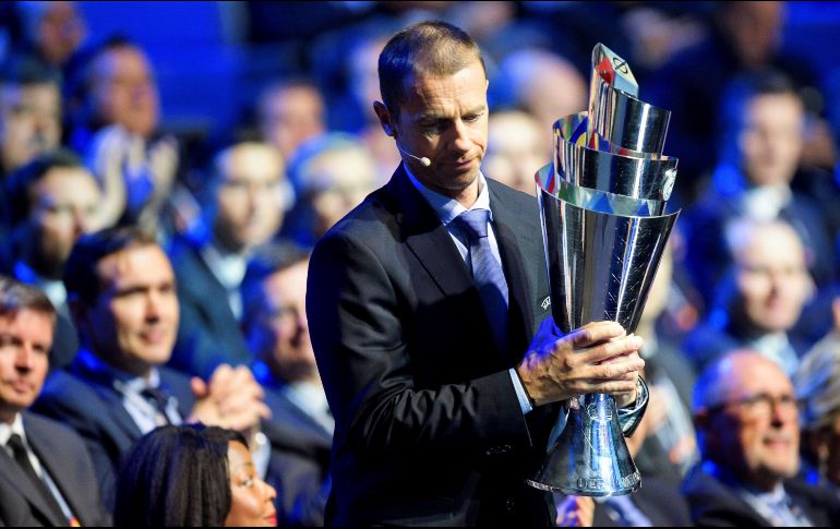 El presidente de la UEFA, Aleksander Ceferin, muestra el nuevo trofeo por el que pelearán las selecciones europeas. EFE/J.C. Bott