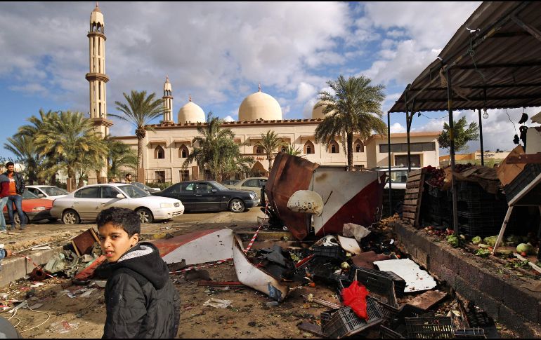 Escombros tras un doble atentado con coche bomba frente a una mezquita en Bengasi, Libia. El atentado de ayer ha dejado al menos 41 personas muertas y 80 heridas. AFP/A. Doma
