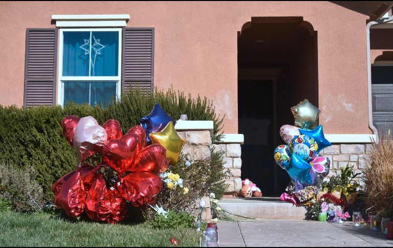 Fuera de la casa, se han dejado flores, globos, entre otros objetos, como una muestra de afecto por los menores. AFP/ F. Brown