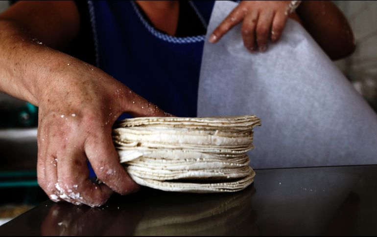 En los primeros días de enero de este año, la Profeco realizó 58 clausuras en lugares de todo el país donde vendían tortilla a precios altísimos. EL INFORMADOR / ARCHIVO