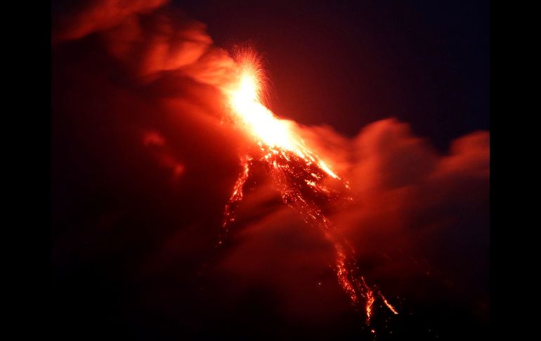 Una erupción del volcán Mayon en Daraga, Filipinas. El Mayon expulsó hoy lava y cenizas en dos nuevas erupciones mientras el número de evacuados superó los 60 mil. EFE/F. Malasig
