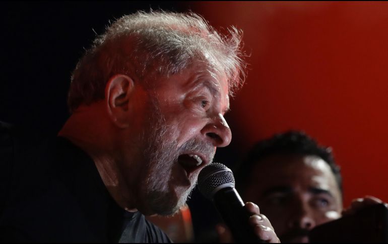 El ex presidente brasileño Luiz Inácio Lula da Silva habla ante simpatizantes en Sao Paulo. Lula insistió hoy en su inocencia después de que la Justicia aumentara a 12 años su condena por corrupción AP/A. Penner