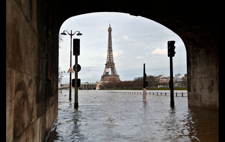 Una zona inundada por el desbordamiento del río Sena, con la torre Eiffel al fondo, el 24 de enero. A su paso por París, el río superaba los 5.10 metros respecto a su nivel de referencia en el puente de Austerlitz.