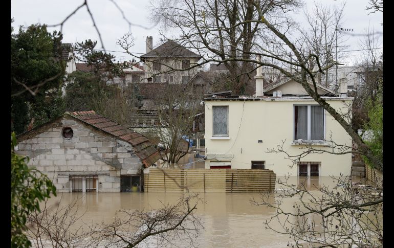 Casas bajo las aguas en Villeneuve-Saint-Georges. Ríos en diversas partes de Francia seguían creciendo el miércoles pese a una pausa en las lluvias. AFP/T. Samson