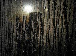 El amanecer se alcanza a percibir a través de una ventana cubierta de vaho, debido al frío extremo. AP/E. Hoshiko