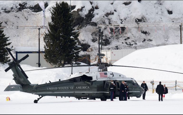 El presidente de EU, Donald Trump (c), se baja del helicóptero Marine One, tras aterrizar en la localidad de Davos. EFE/G. Ehrenzeller