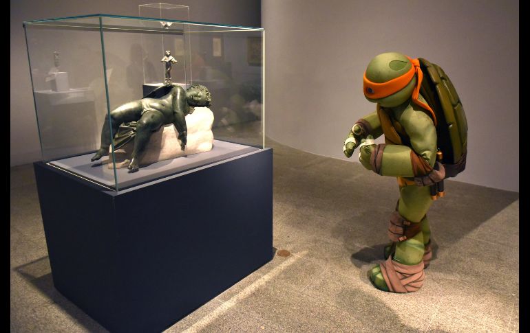 Una persona en disfraz de la Tortuga Ninja Miguel Ángel visita una exposición sobre Miguel Ángel Buonarroti en el Museo de Arte Metropolitano de Nueva York. El personaje recibe su nombre del artista italiano. AFP/T. A. Clary