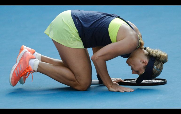 La alemana  Angelique Kerber descansa en la cancha tras ganar un punto a la rumana Simona Halep en partido de semifinales del Abierto de Australia, disputado en Melbourne. AP/D. Alangkara