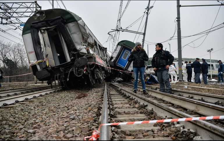 El sitio de un accidente de tren en Pioltello, Italia. Tres personas murieron y varias decenas resultaron heridas después de que el tren descarrilara. AFP/P. Cruciatti
