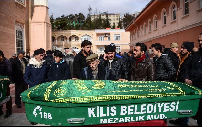 Aspecto del funeral de dos personas que resultaron muertas por un misil en el poblado turco de Kilis, cerca de la frontera con Siria. El gobierno turco lanzó hace cinco días una ofensiva contra una milicia kurda en Siria. AFP/O. Kose
