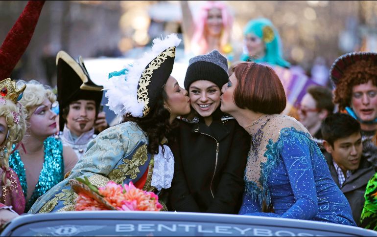 La actriz Mila Kunis (c) participa en un desfile en su honor en Cambridge, Massachusetts. Kunis fue nombrada como la Mujer del Año del Hasty Pudding Theatricals. AP/C. Krupa