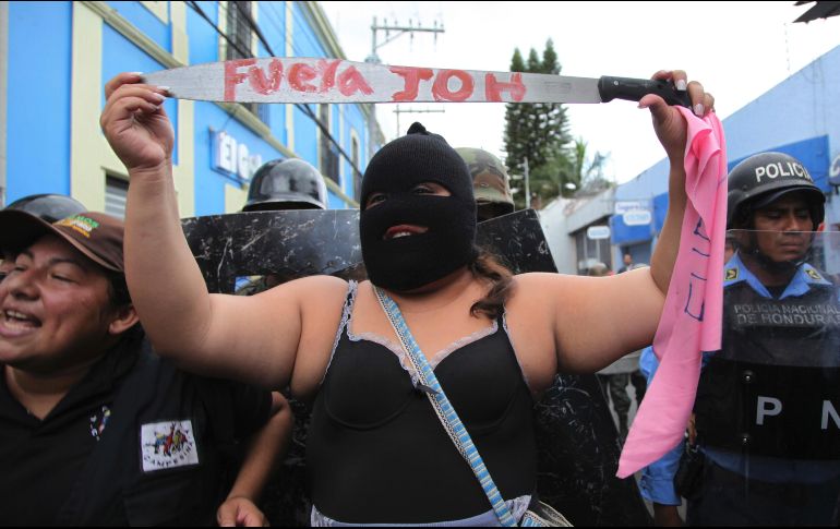 Una mujer enmascarada protesta en Tegucigalpa, Honduras, en contra de Juan Orlando Hernández. AP/F. Antonio
