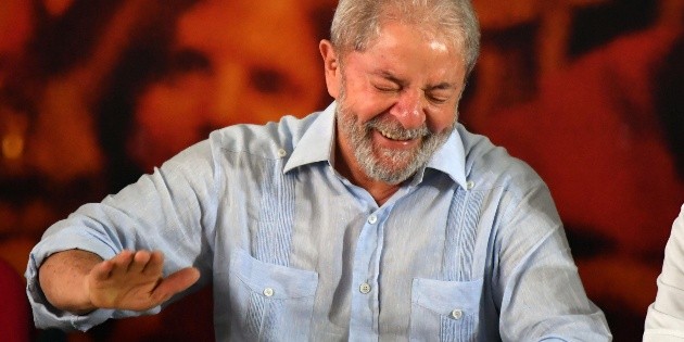 Juez proh&iacute;be a Lula da Silva salir de Brasil