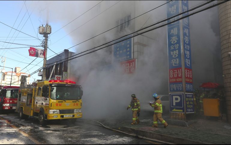 Los bomberos tardaron unos 40 minutos en apagar el fuego. AFP / YONHAP