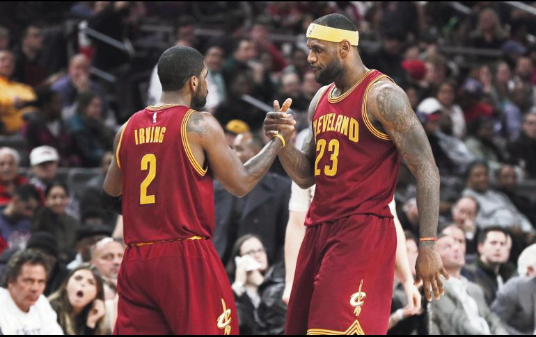 LeBron James (derecha) eligió a su ex compañero en los Cavaliers, Kyrie Irving. AP