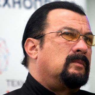 Mujer acusa a Steven Seagal de violarla en 1993